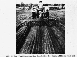 Die Gerätekombination bearbeitet die Kartoffeldämme