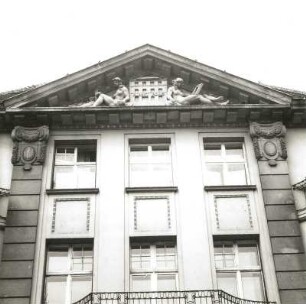 Cottbus, Spremberger Straße 42/43. Wohn-und Geschäftshaus (ehem. Verlagshaus "Cottbuser Anzeiger", um 1905/10). Mittelrisalit mit Giebel