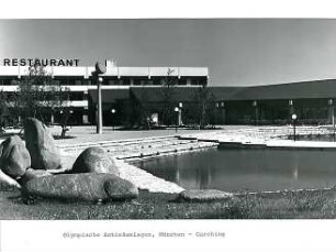 Hansjakob, Gottfried; München - Oberschleißheim, Oberwiesenfeld; Olympiagelände Oberwiesenfeld und Wettbewerb Olympia-Schießanlage Oberschleißheim - Olympia-Schießanlage, Hotel Olympia, Außenterrasse mit Teich und Kunstwerken
