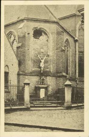 Durch Granatschuß getroffene Kirche [R]