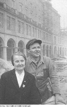Dresden. Lydia Hoyer, Aufbauhelferin, von der sozialistischen Presse hochstilisiert wegen ihrer vielen freiwilligen, unbezahlten Aufbaustunden, 1955/57