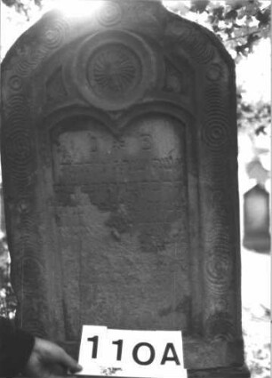 Grabstein 110 (Index: 99898900) Material: Granit Zustand: gut erhalten Maße HxBxT: 205x54x28 cm Beschreibung: Obelisk, unterer Sockel unpoliert: Grabstein 110A