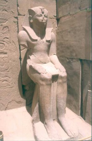 Ägypten. Karnak. Karnak-Tempel. Sitzender Pharao, vielleicht Ramses II.