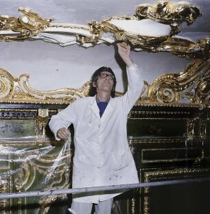 Würzburg. Professor Rinaldi beim Gravieren der Deckenstuckvergoldung im "Grünlackierten Zimmer" der Würzburger Residenz