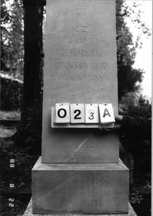 Grabstein 23 (Index: 100080067) Material: weißer Marmor, unterer Sockelteil Granit Zustand: gut Maße HxBxT: 165x44x22 cm Beschreibung: konische Stele, getreppter Sockel, Konvexbogenabschluß Symbolik: Davidstern: Grabstein 23A