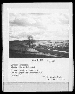 Langenhennersdorf : Langenhennersdorf. Ortsteilansicht (Oberdorf) von Nordwesten gegen Panoramahöhe bei Hermsdorf