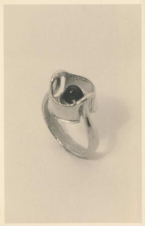 Ring aus Gold mit Turmalincabochon von Wilhelm Buchert