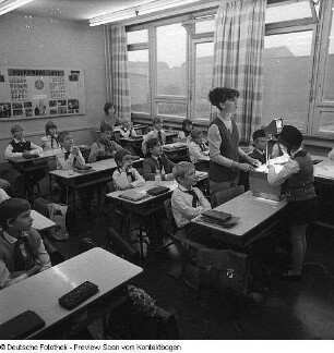 Schulen (Schuleinführung, Wahlveranstaltung, Apell, prominente Besucher, Veranstaltung, Konzert, Häuser, Kegeln, Skulptur, ...)