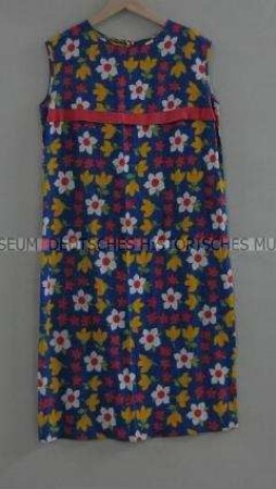 Kleid mit Gürtel