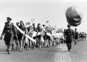 Aufmarsch von Modellfliegern auf dem Tempelhofer Feld