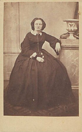 Frau [unbekannt], sitzend