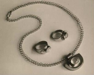 Kette mit Ringen aus Gold mit Mondsteinen von Hilde Vollers