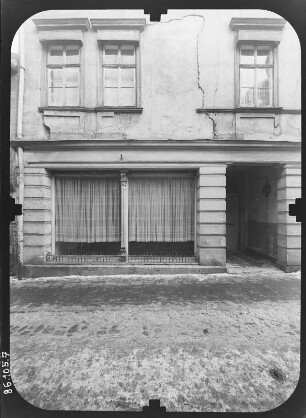 Arnstadt, Johannisgasse. Wohnhaus mit Laden (ehem. Spirituosen und Tabakwaren). Straßenfront (Teilansicht)