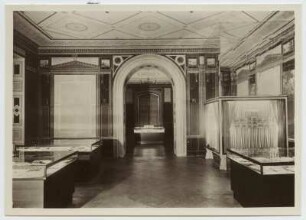 Dresden-Neustadt. Japanisches Palais. Sächsische Landesbibliothek. Buchmuseum. Raum für Wechselausstellungen mit Vitrinen (vor 1935; Ernst Rockhausen Söhne) im Erdgeschoss