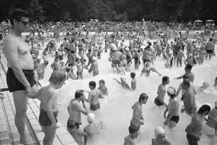 Badebetrieb im Rheinstrandbad Rappenwört