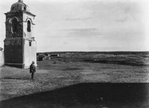 Panorama der Puna : Blick von der Stadt Mojos, gelegen zwischen Tupiza und La Quiaca, nach Norden. Am linken Bildrand ein Kirchturm. Rechts die Erosionstäler des Rio Pilcomayo in der Rumpffläche der Puna.