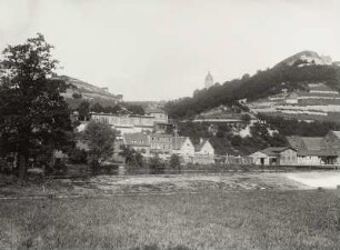 Freyburg, Stadtansicht : Freyburg (Unstrut). Blick über die Unstrut auf das Jahnhaus (Geburtshaus Friedrich Ludwig Jahns) und Burg Neuenburg