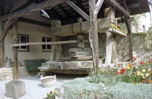 Weil-Ötlingen: Alte Weintrotte, von der Straße