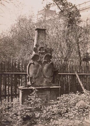 Dresden, Eliasfriedhof. Grabmal einer/s Unbekannten. Pyramide mit Doppelkartuschen und Putto unter Strahlenkranz