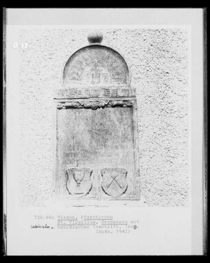 Grabstein mit lateinischer und hebräischer Inschrift