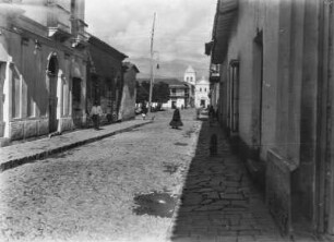 Tarija, Straßenszene : Blick auf eine Straße der Stadt Tarija. Im Hintergrund eine Kirche.