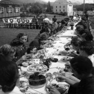 Arbeitsmaiden des Reichsarbeitsdienstes in Kärnten beim Mittagessen im Freien