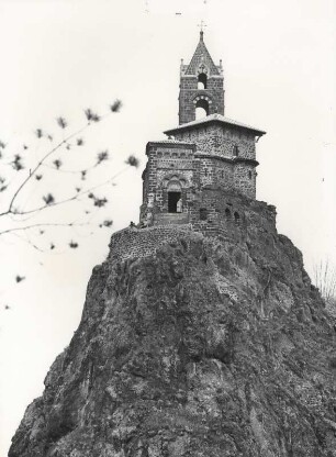 Blick auf die Chapelle St Michel in Le Puy i. d. Auvergne