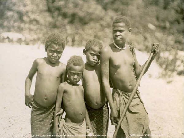 "Garçons et filles à Lakona-Santa Maria. Banks-Group".