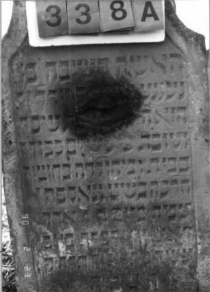 Grabstein 338 (Index: 100115801) Material: Sandstein Zustand: verwittert mit Textverlust Maße HxBxT: 123x57x11 cm Beschreibung: Stele mit eingezogenem Rundbogenabschluß, eingetieftes Schriftfeld Symbolik: herabhängende Blüte: Grabstein 338A
