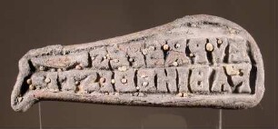 Stempel in Form eines menschlichen Unterschenkels mit kleinem Fuβ, darauf die lateinische Inschrift: EVPREPES / FABI HEDISTI