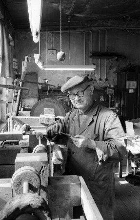 Aussterbendes Hohlschleifer-Handwerk.