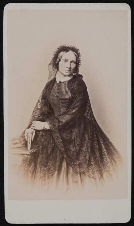 Porträt Doris Devrient (1804-1882; Schauspielerin, Sängerin). Albuminabzug auf Karton (Carte-de-visite mit Atelieraufdruck verso)