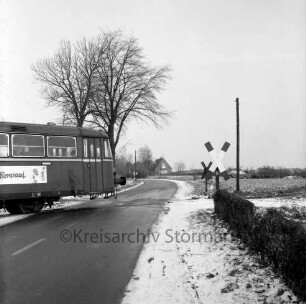 Rümpeler Weg: Bahnübergang: Triebwagen der Elmshorn-Barmstedt-Oldesloer Eisenbahn im Winter