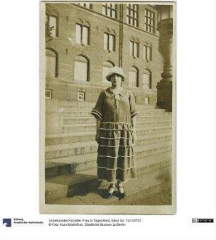 Frau in Tageskleid