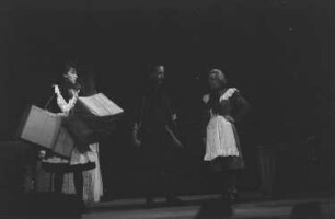 Szenenbilder aus dem Stück"Wir sind noch einmal davongekommen" von Thornton Wilder am Hebbel-Theater in Berlin