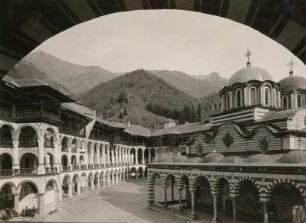 Bulgarien. Rila-Kloster, auch Kloster des Heiligen Iwan Rilski. Klosterhof mit Marienkirche im Hintergrund Rilagebirge