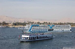 Luxor - Schiffe auf dem Nil : Ausflugsboot vorn und Nil-Hotelschiff auf dem Nil vor Luxor, aufgenommen 2006