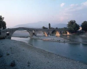 Arta, Brücke, Die Brücke von Arta im Abendschein. Antik-byzantinisch-türkisch, im wesentlichen Neubau von 1603. Tis Artas to jéfyri