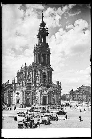 Dresden-Altstadt. Schloßplatz mit einem Kraftomnibus, Personenkraftwagen und einer Straßenbahn. Blick von der Brühlschen Terrasse zur Hofkirche