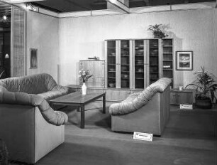 Ausstellungskoje des VEB Thüringer Möbelkombinat Suhl mit Sitzgruppe "Gala" und Anbauwand "Vario"