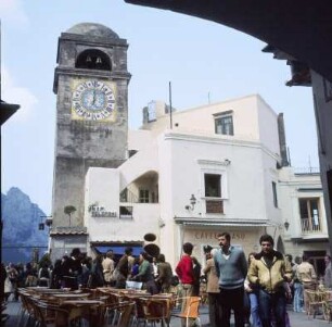 Capri. Touristen vor der Kirche Santo Stefano (17. Jh.)