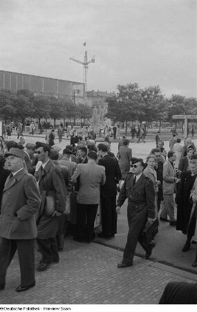 Besucher der Leipziger Herbstmesse 1954, darunter uniformierte Angehörige der US- sowie der französischen Streitkräfte
