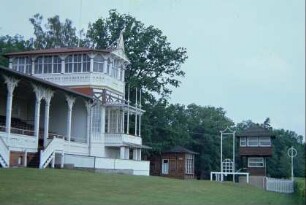 Holztribünen an der Pferderennbahn