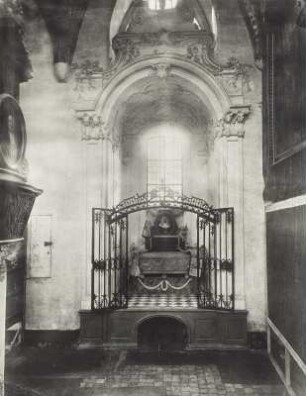 Seitenkapelle mit Grabmal in einer Kirche