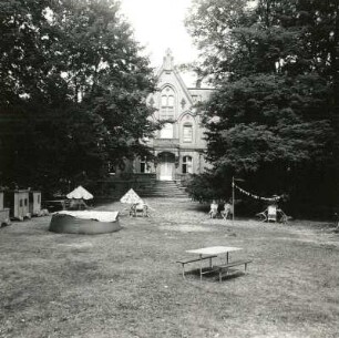 Cottbus, Ewald-Haase-Straße 12. Villa der Tuchfabrik Grovermann (Kindergarten) (wohl 1912). Parkseite mit Spielplatz