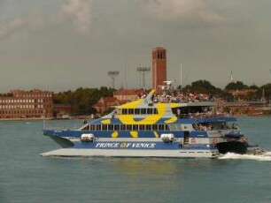 Tragflügelboot in der Lagune vor Venedig