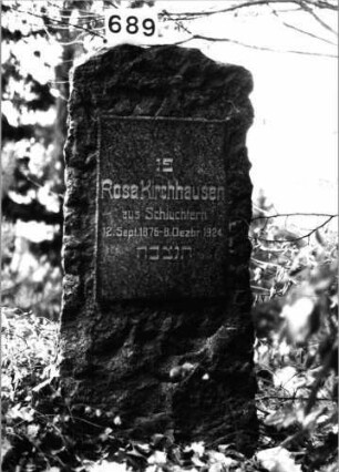 Grabstein 689 (Index: 100091255) Material: Granit(St-grobbehauen/Platte-poliert) Zustand: gut Maße HxBxT: 130x60x22 cm Beschreibung: blockhafte Stele mit aufgesetzter Schriftplatte: Grabstein 689
