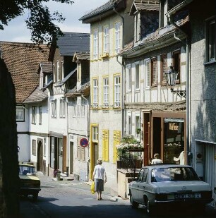 Gelnhausen. Blick in eine Gasse mit alten Häusern