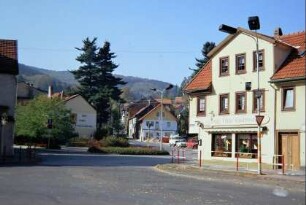 Kreuzung, Häuser, Grünanlage