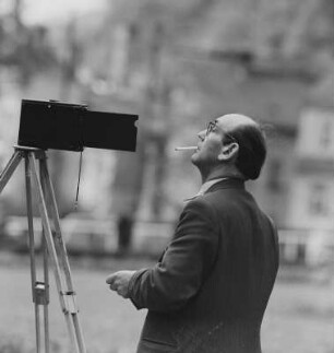 Richard Peter jun. (1915-1978; Fotograf, Bildjournalist). Selbstporträt im Freien mit Plattenkamera um 1965